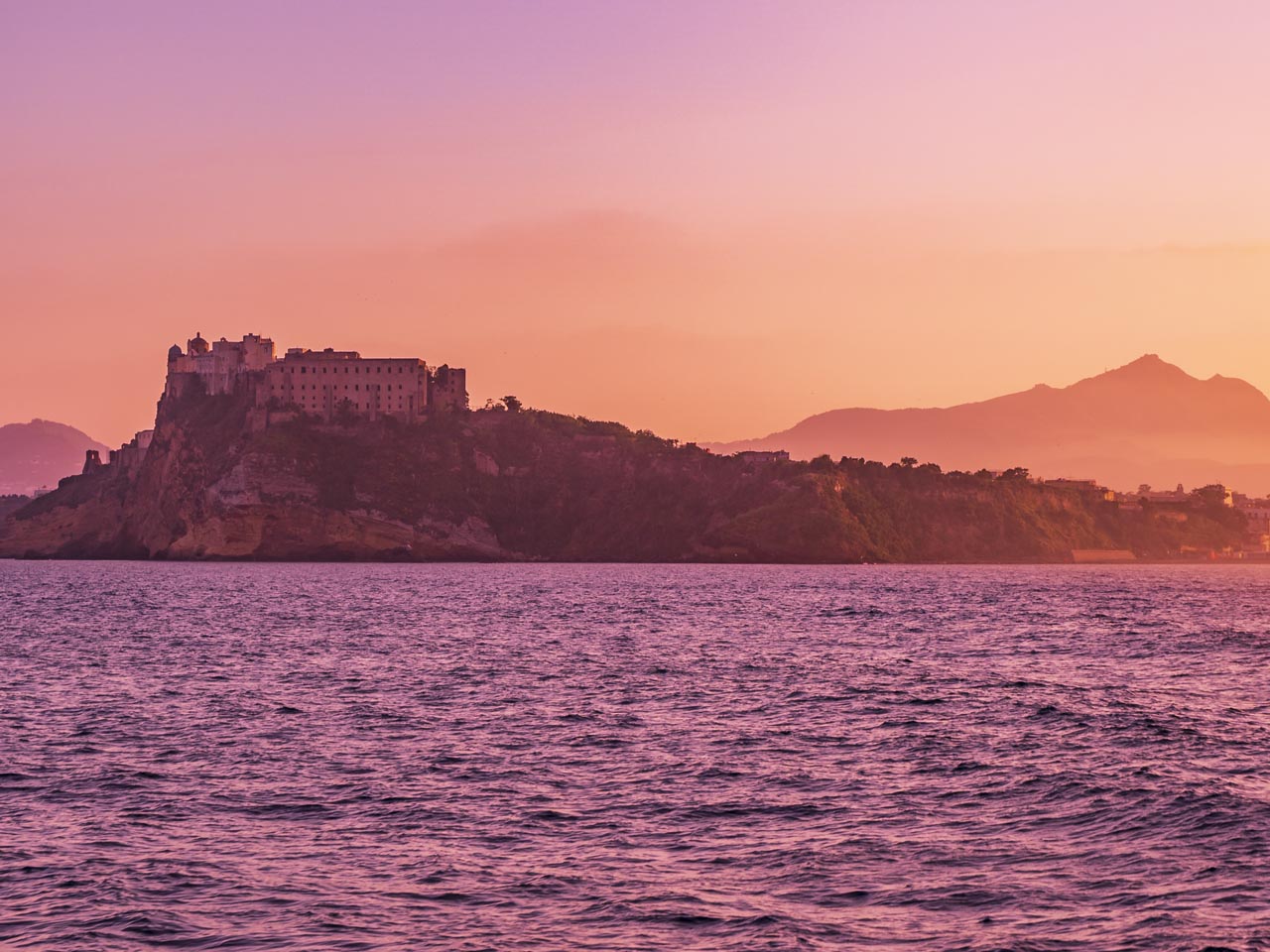 La navigazione Napoli Ischia dura circa 90 minuti in traghetto e permette di ammirare un paesaggio meraviglioso! 