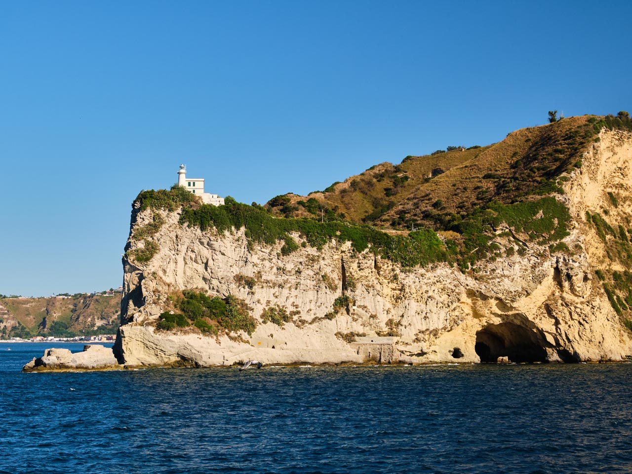 Come andare a Ischia? Semplice in traghetto o aliscafo! 